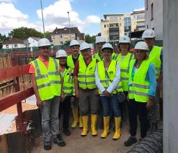 Vertreter des Umweltministeriums und des Regierungspräsidiums besuchten die Baustelle "Vespermann" in Offenbach, um sich vor Ort ein Bild von den laufenden Sanierungsmaßnahmen zu machen Vertreter des Umweltministeriums und des Regierungspräsidiums besuchten die Baustelle "Vespermann" in Offenbach, um sich vor Ort ein Bild von den laufenden Sanierungsmaßnahmen zu machen
